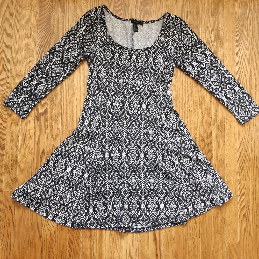 F21 B&W 3/4 sleeve dress